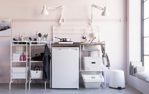 Un cubo de basura con pedal SNÄPP blanco en la cocina