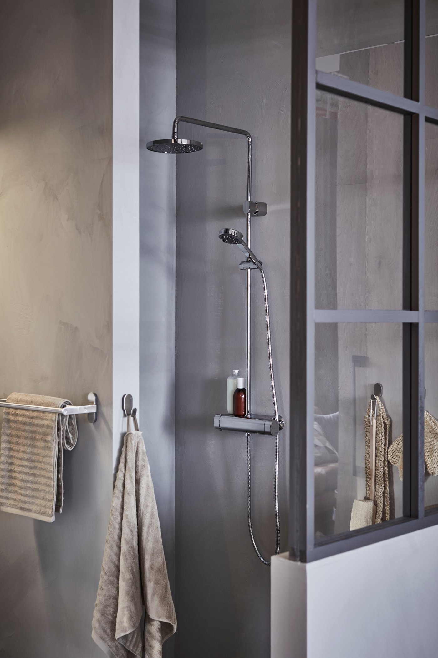 A beige FLODALEN bath towel in the bathroom