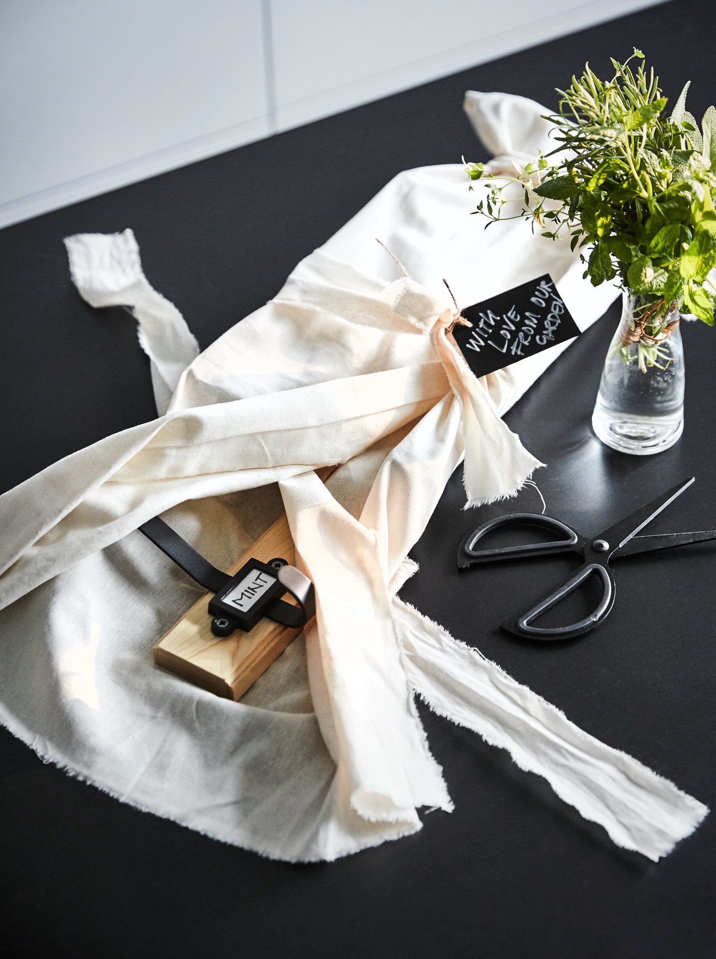 Use IKEA FULLFÖLJA black stainless steel scissors to cut gift paper and cloth to arrange your host’s present, which we did here. Tying the gift with string and a personalised tag pulls everything together.