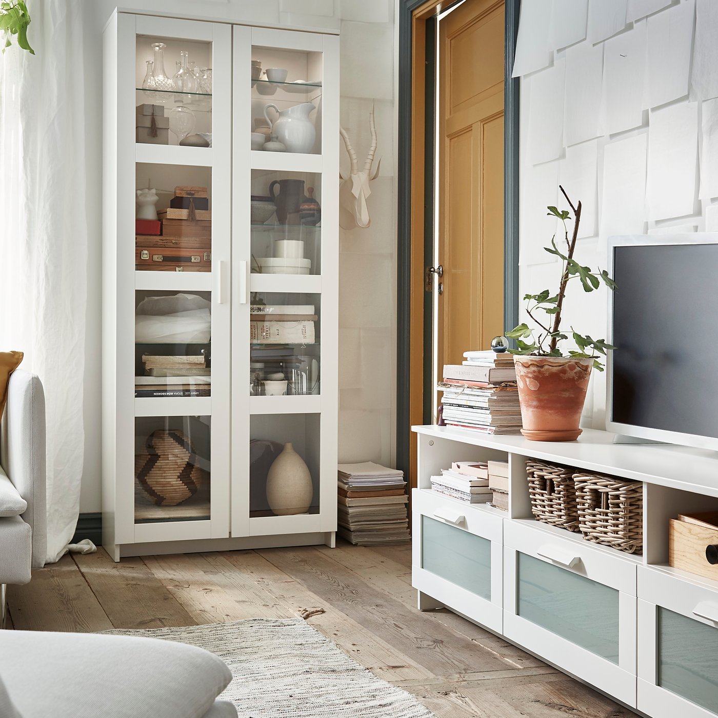 A gold-coloured GOKVÄLLÅ serving bowl filled with dates; next to some GOKVÄLLÅ side plates and a GOKVÄLLÅ tealight holder.