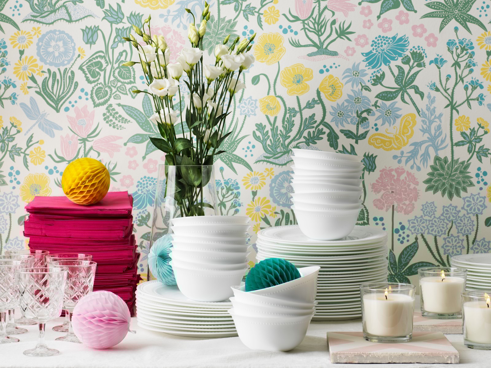 Un șervețel de hârtie FANTASTISK roșu închis într-o sufragerie