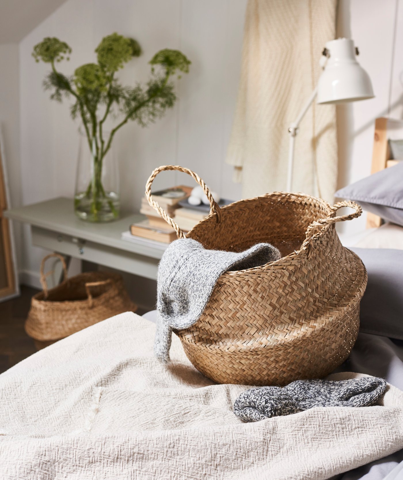 Panier posé sur un lit