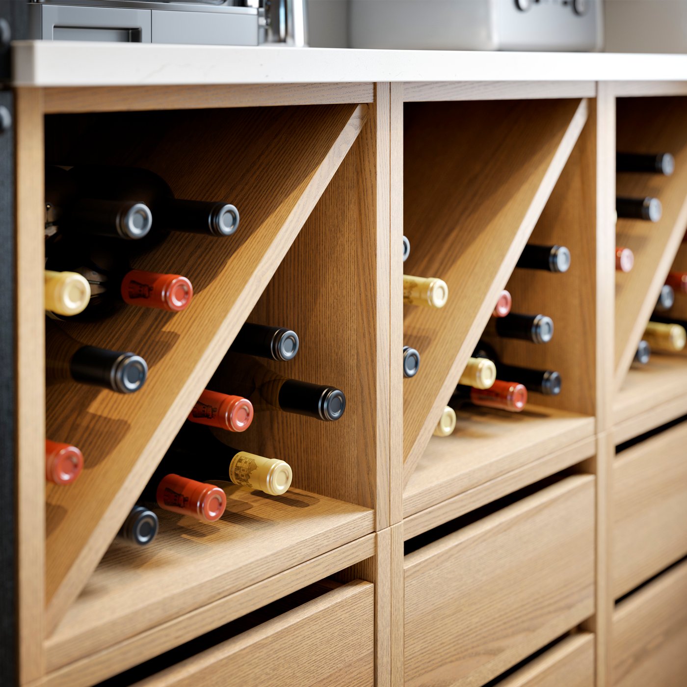 Et VADHOLMA skuffemøbel i brunt/bejdset asketræ i køkkenet.