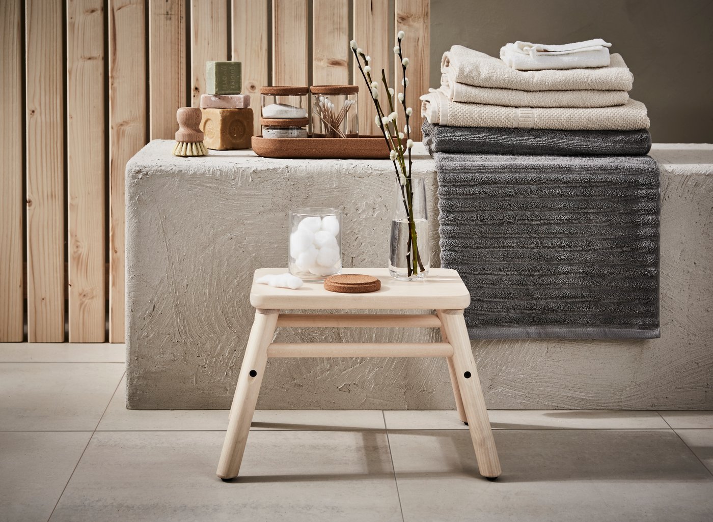 A clear glass BERÄKNA vase in the bathroom