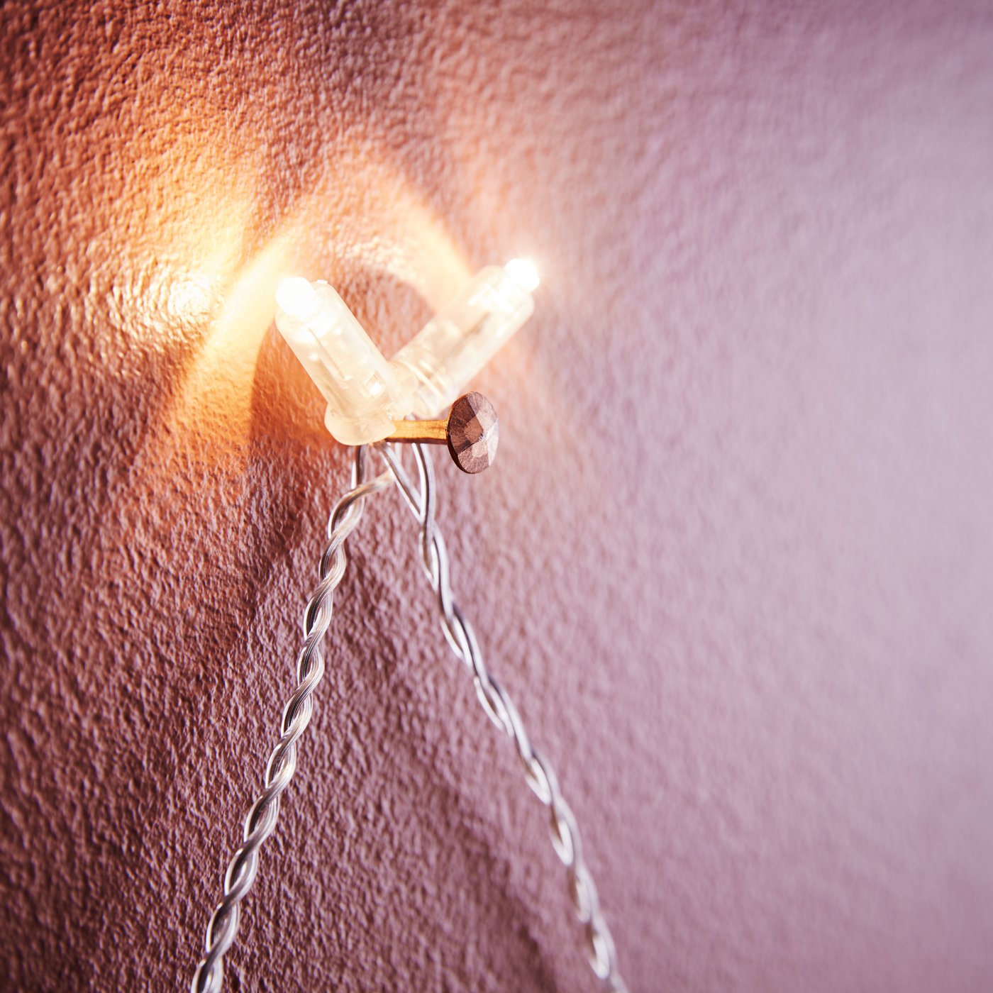 Lichterkette an Wand