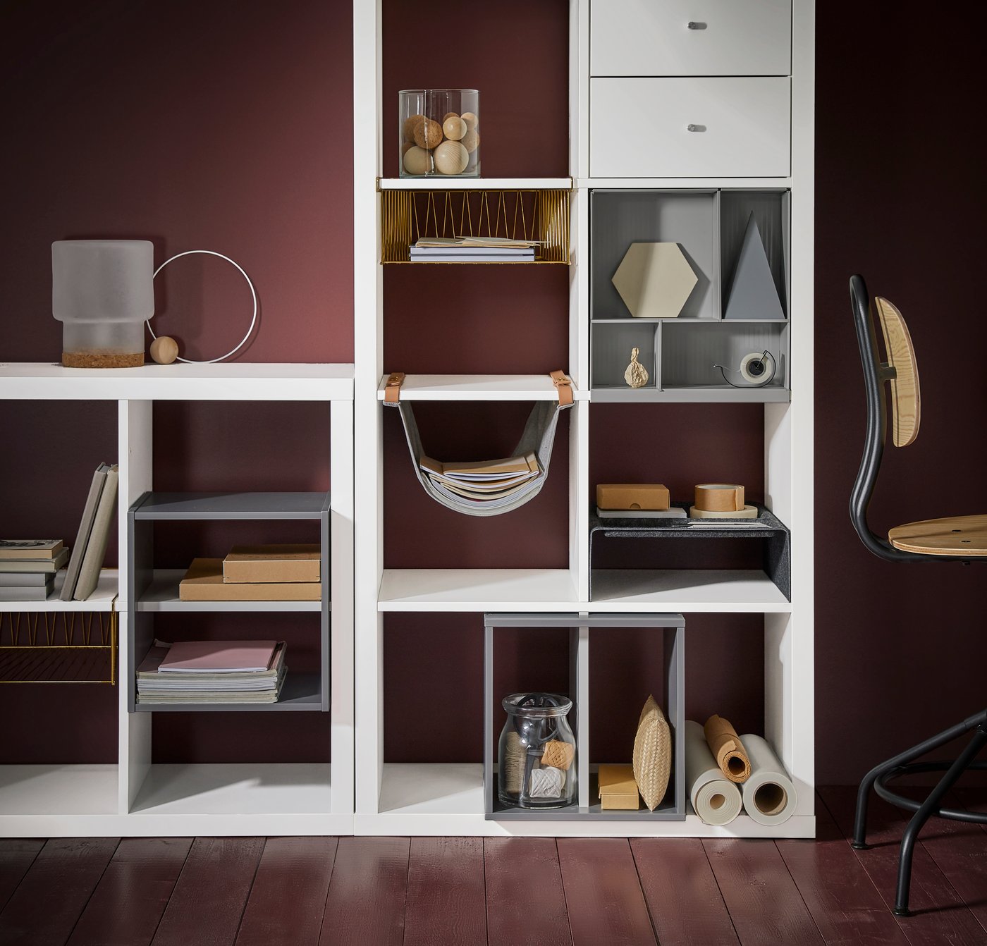 Mueble de almacenamiento KALLAX color blanco, con libros y artículos de decoración.