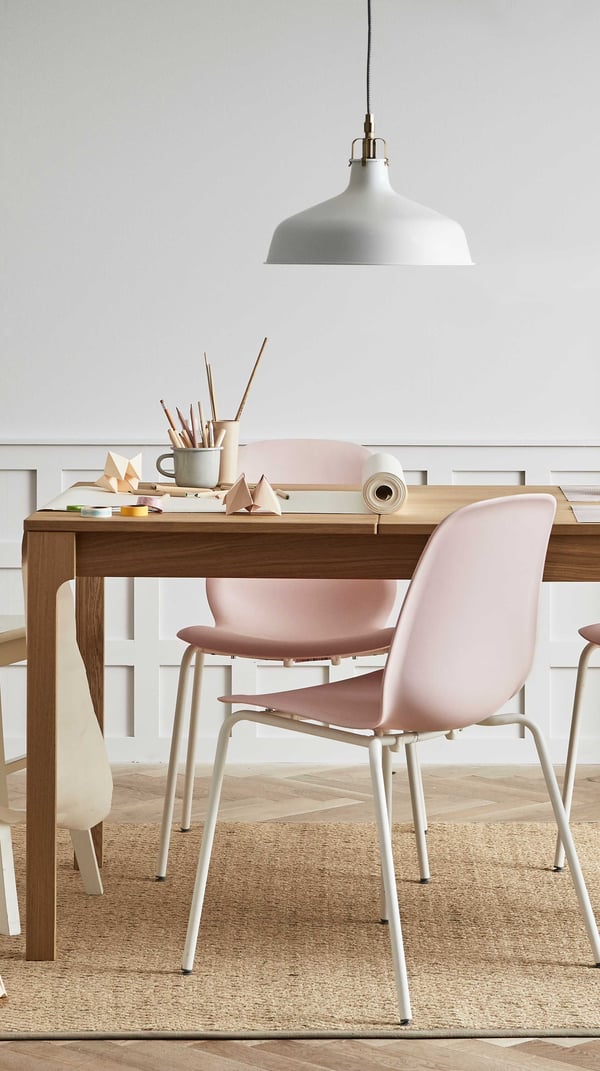 An off-white RANARP pendant lamp in the dining room