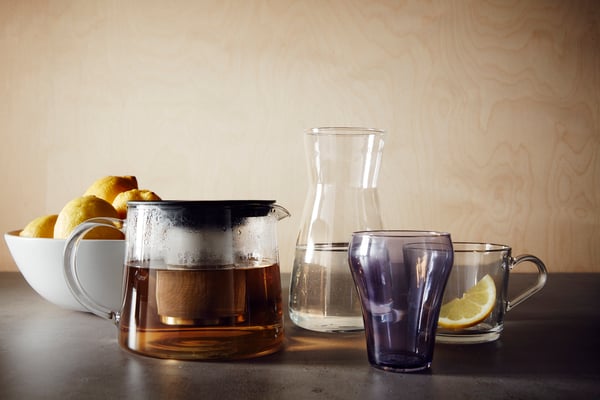 Tekande i glad med glas med citron klar til at hælde op i. 