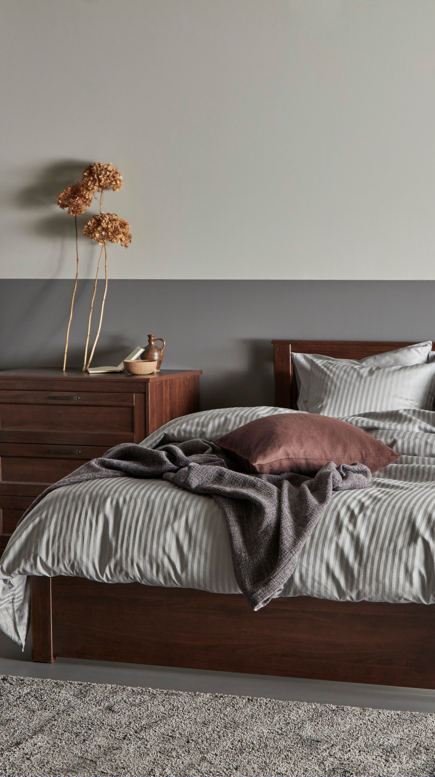 A brown SONGESAND chest of 3 drawers in the bedroom