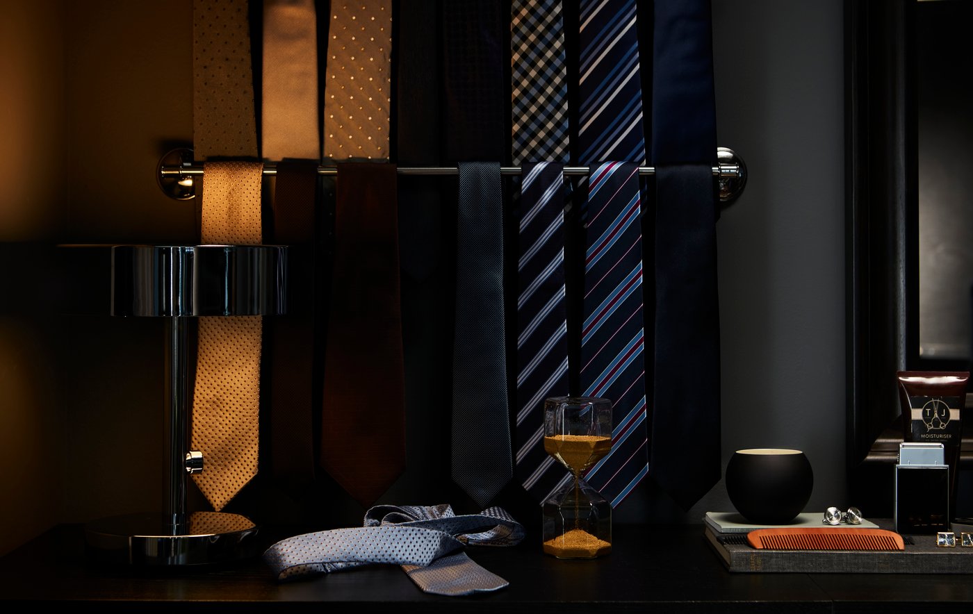 Krawatten an BALUNGEN Handtuchstange verchromt für schnellen Überblick