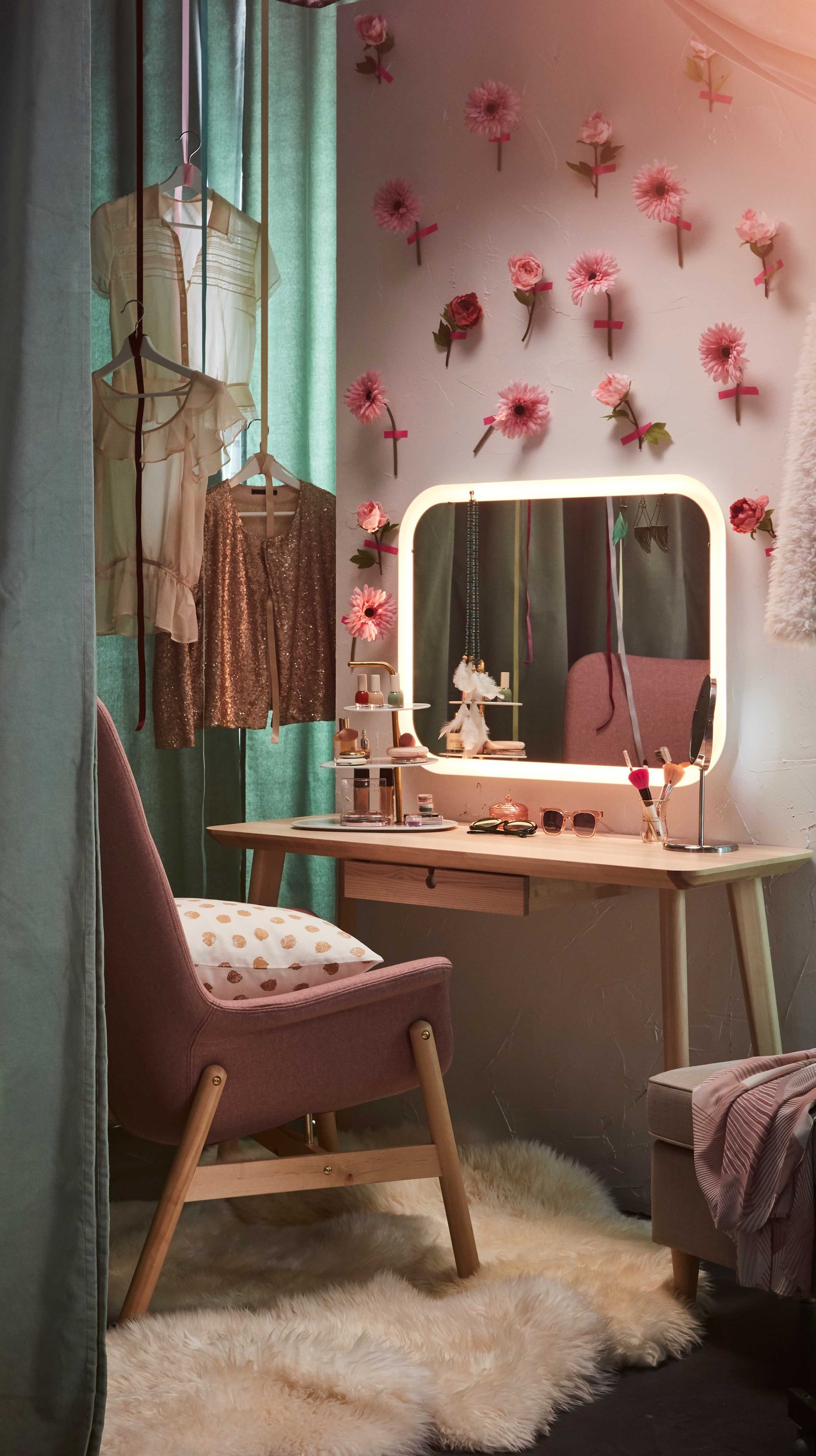 Una scrivania LISABO utilizzata come toletta per i trucchi