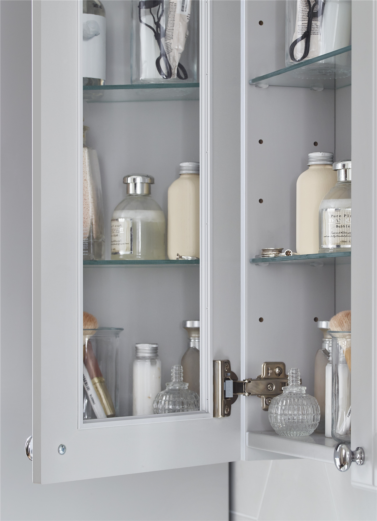 Z serią mebli IKEA GODMORGON z łatwością zorganizujesz swoją łazienkę. Białe szuflady posiadają w pełni wysuwane drzwi i funkcję cichego domykania.