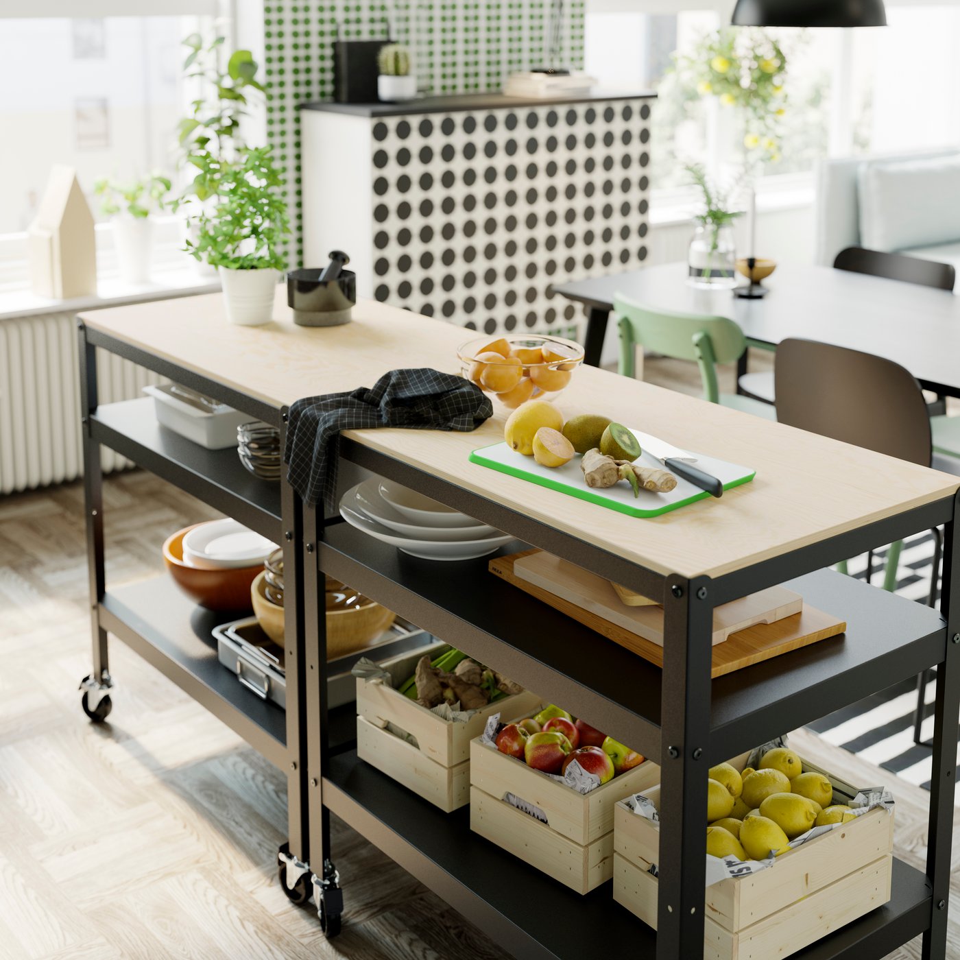 Serveringsvagn med frukt och köksutrustning i café- eller restaurangmiljö.