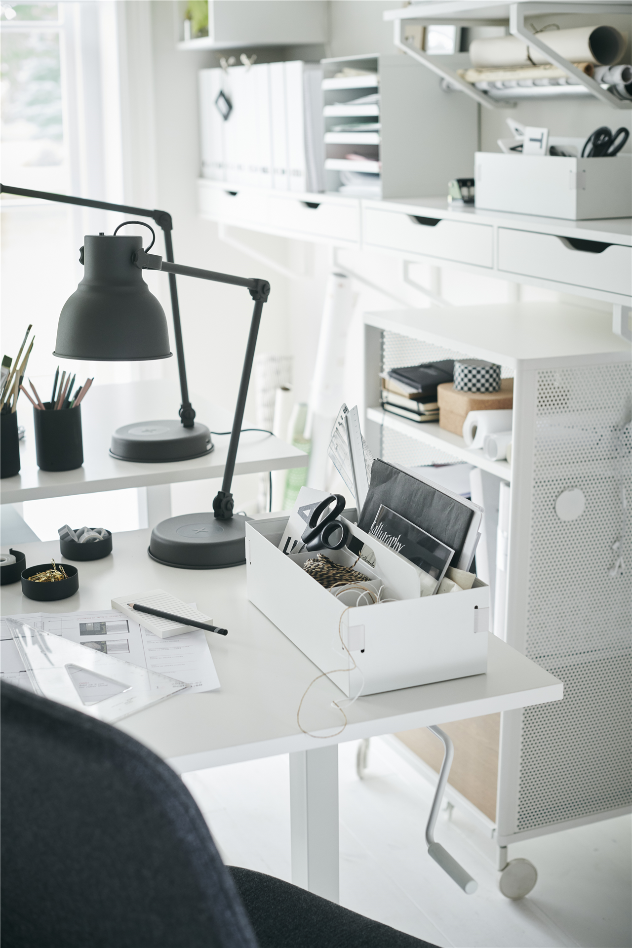 Eine dunkelgraue HEKTAR-Arbeitsleuchte mit kabelloser Ladefunktion für das Heimbüro