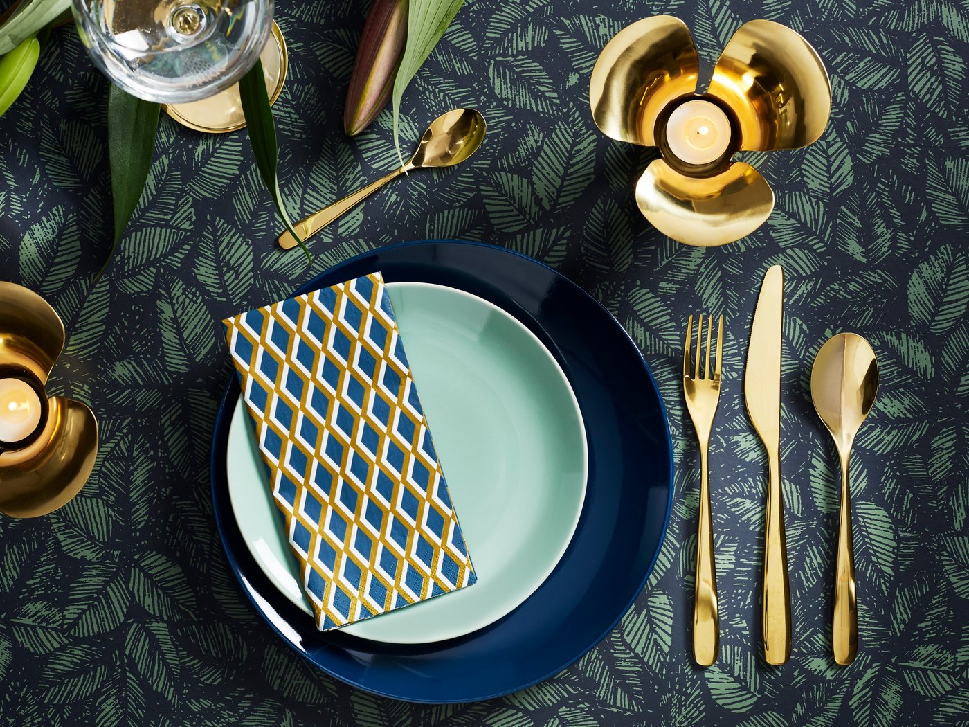 Decoración mesa fin de año con tonos dorados