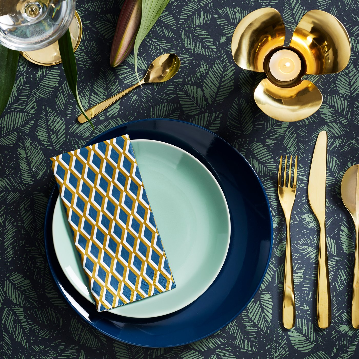 Decoración mesa fin de año con tonos dorados