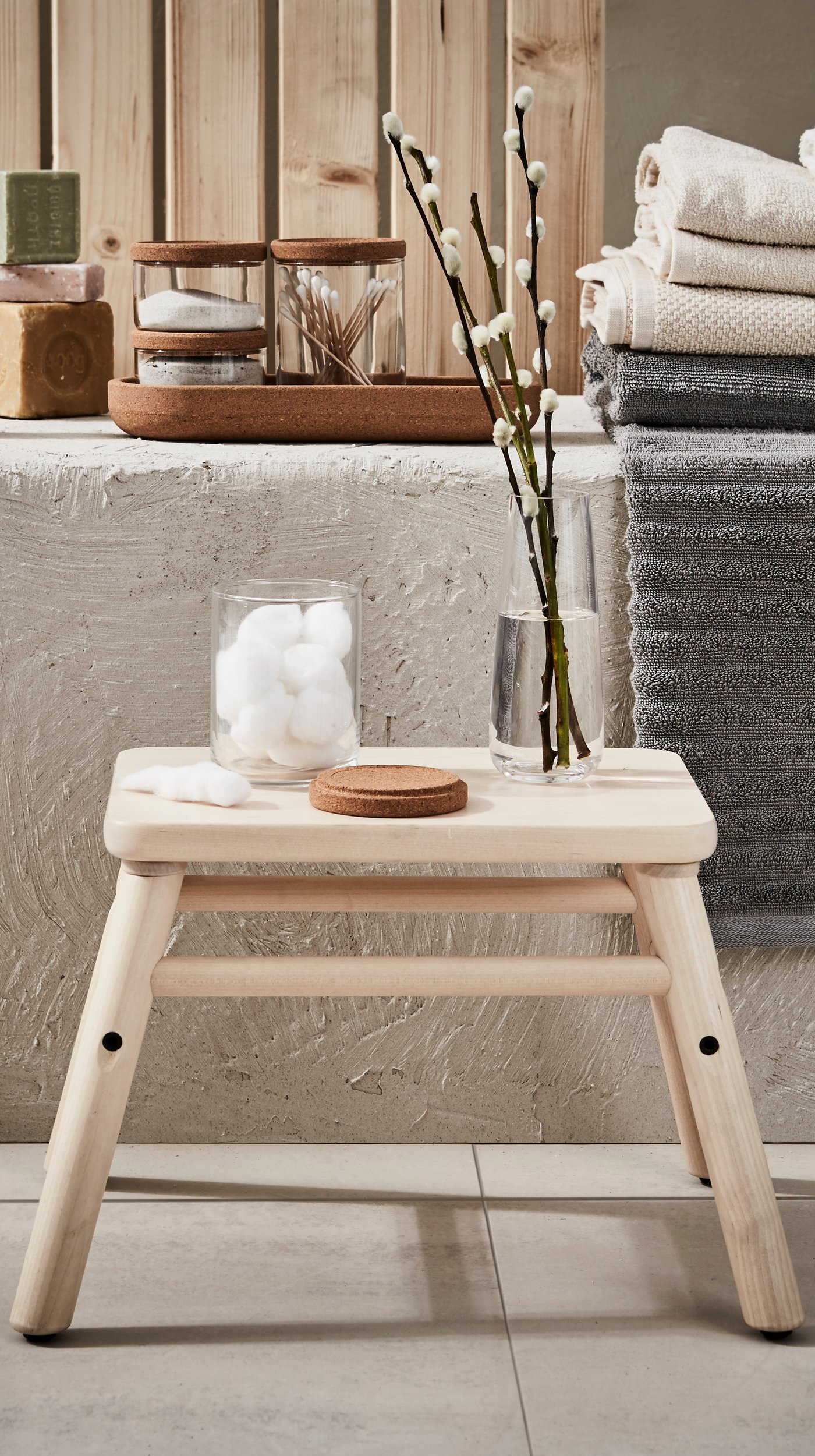 A clear glass BERÄKNA vase in the bathroom