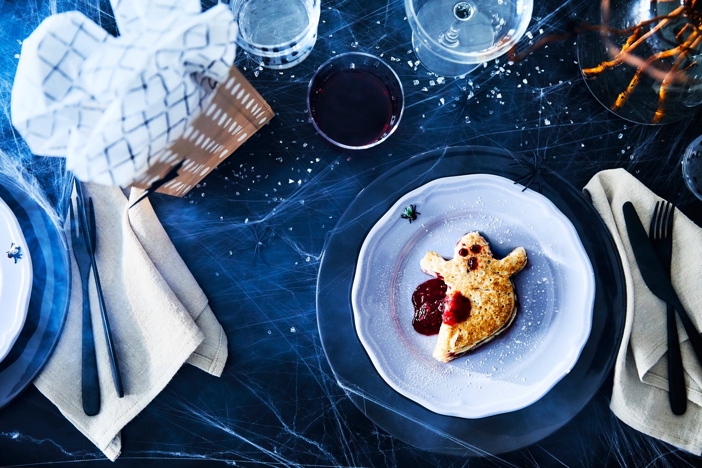 Skumle spøkelses-figurer av noen pannekaker.