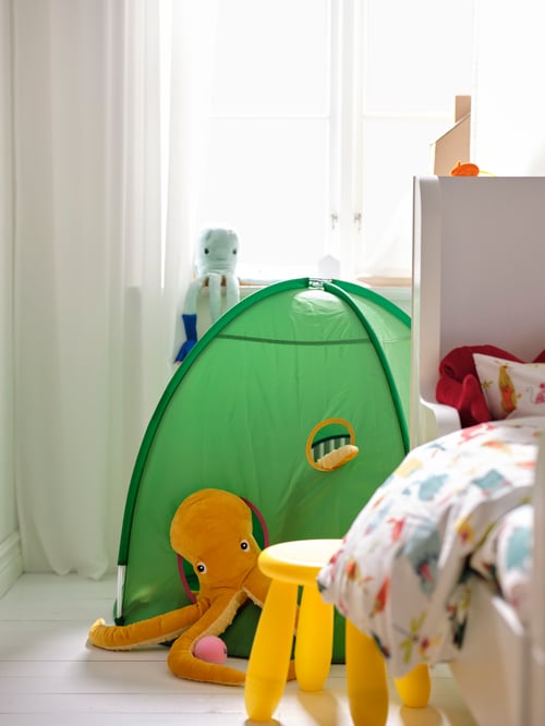 Baby and children room featuring a green DVÄRGMÅS childrens tent placed next to a yellow BLÅVINGAD soft toy.