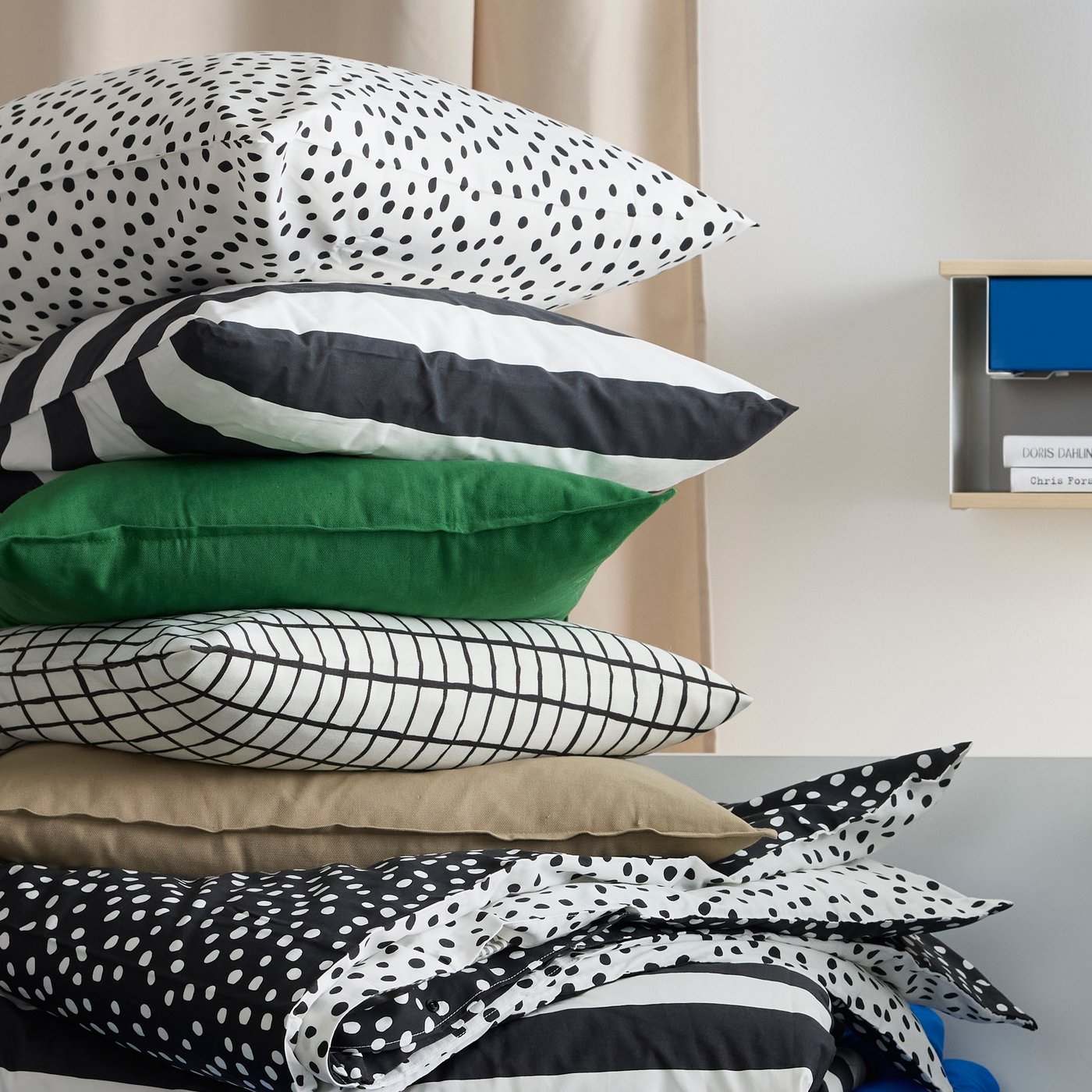 Una funda de cojín BJÖRKGRÅMAL color negro/blanco