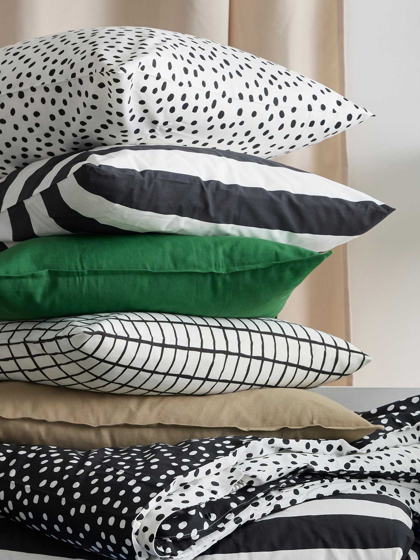 Una funda de cojín BJÖRKGRÅMAL color negro/blanco