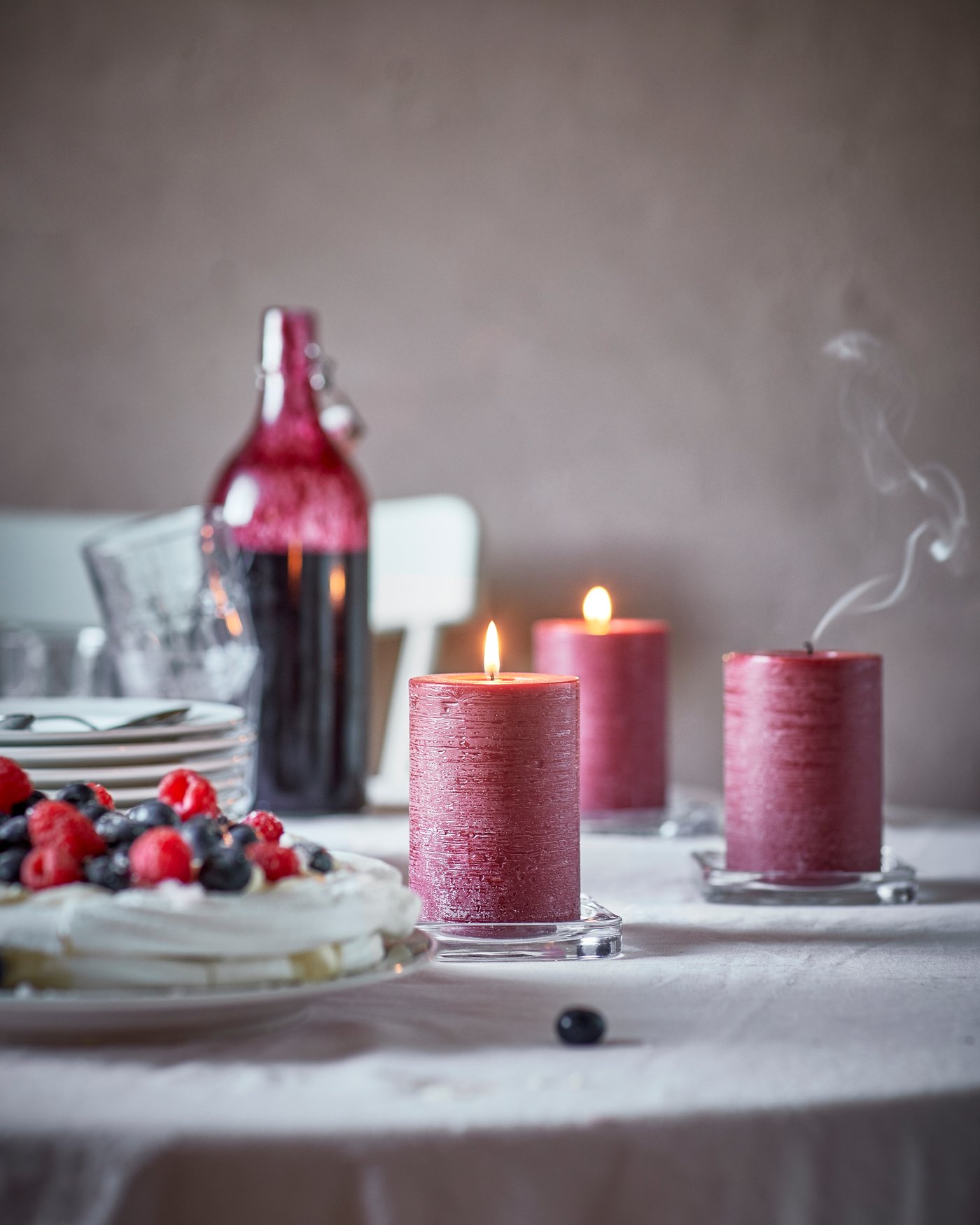 A Berries/red STÖRTSKÖN scented pillar candle
