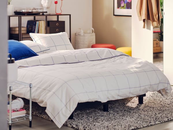 A white VINDUM rug, high pile in the bedroom