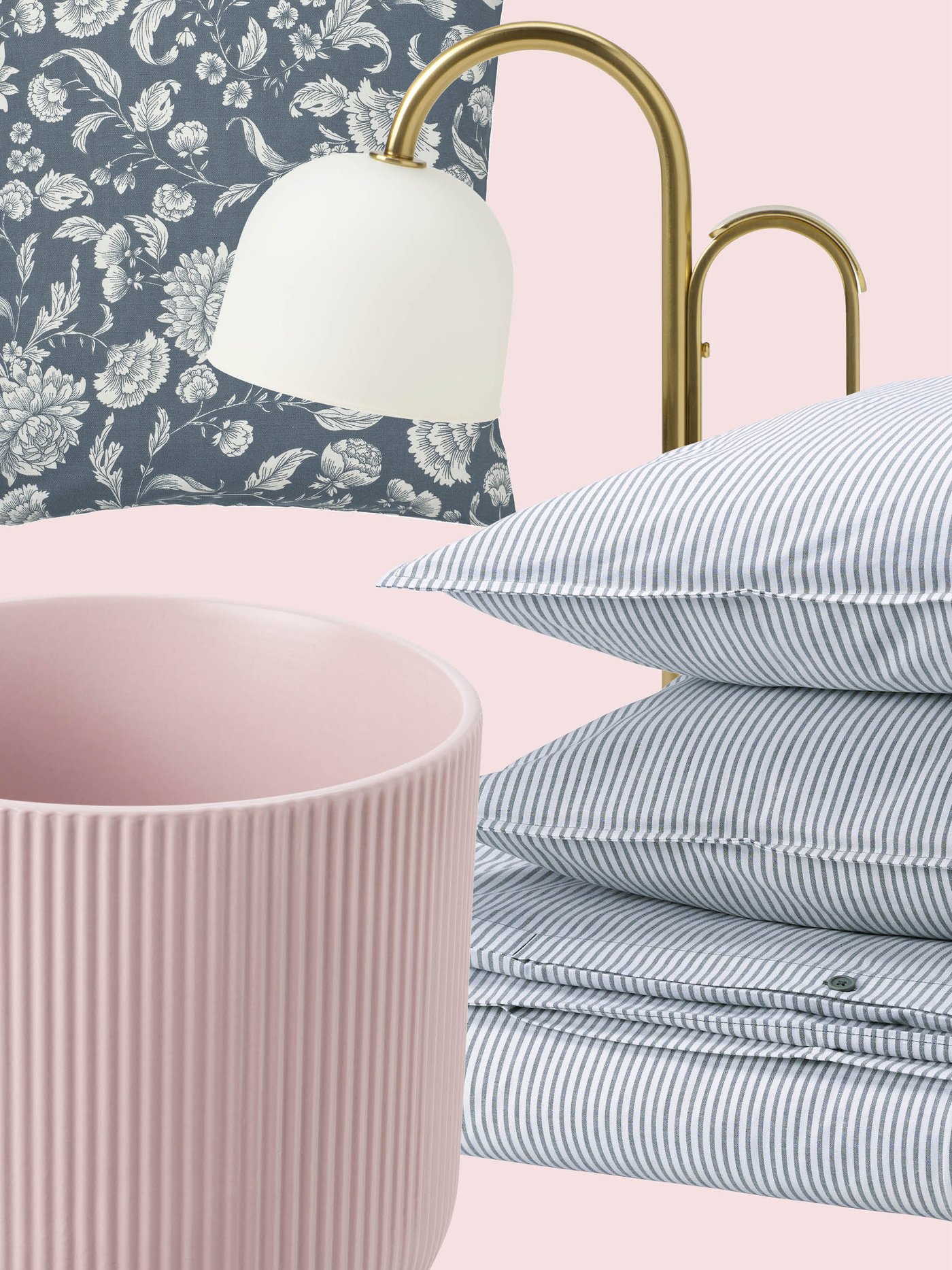 Een bloemenkussen, gestreept IKEA-beddengoed, een lamp met gouden boog en een roze geribbelde vaas zorgen samen voor een frisse en verfijnde slaapkameresthetiek.