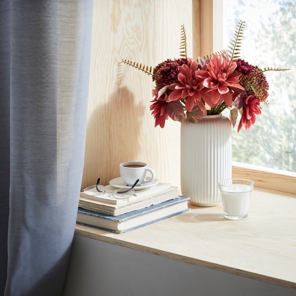 A white STILREN vase in the bedroom