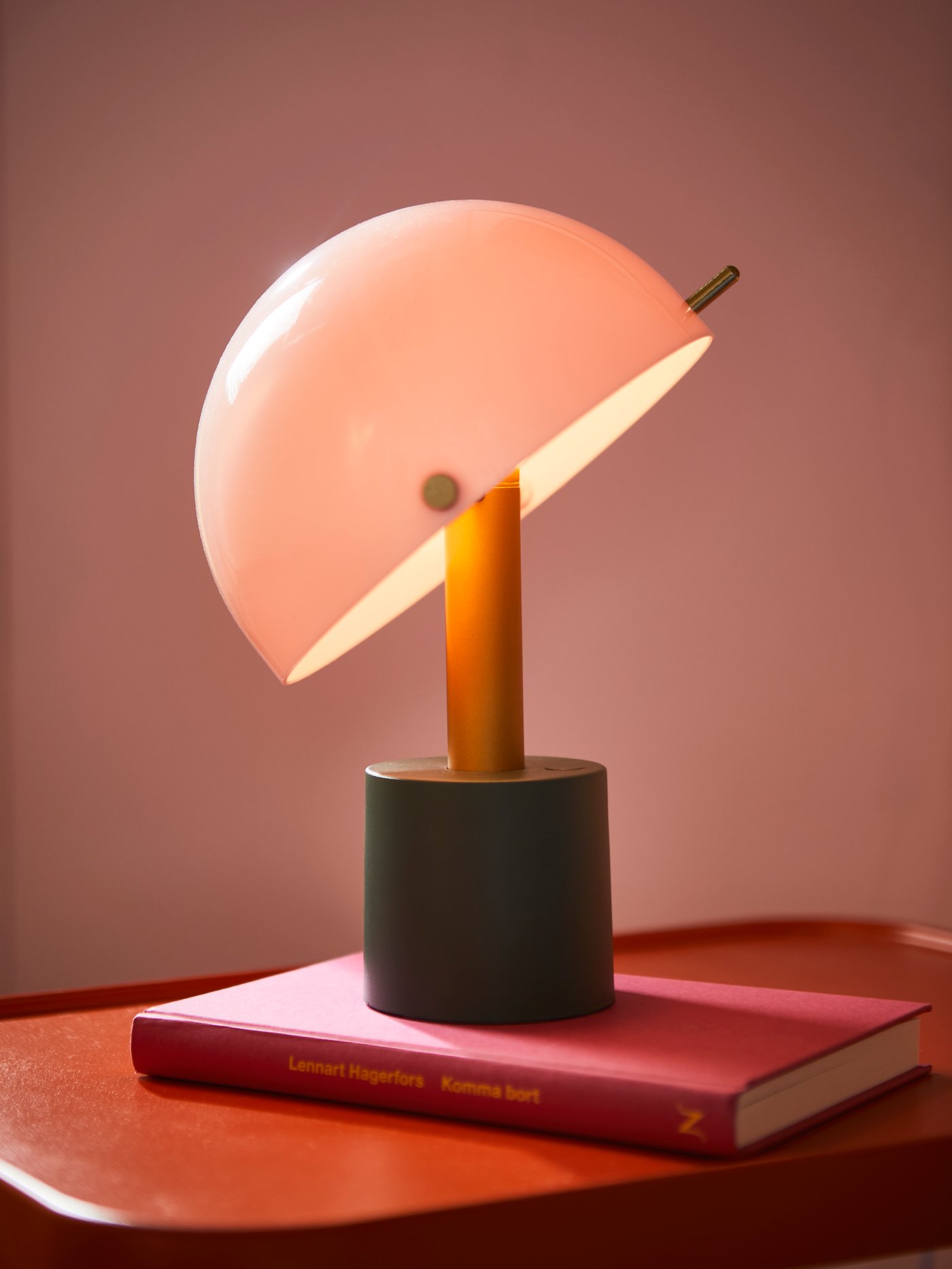 NÖDMAST table lamp on a table