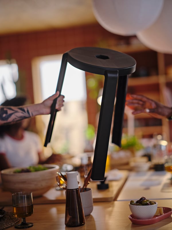 Une bouteille HALVTOM en verre/brun avec bec verseur dans la cuisine