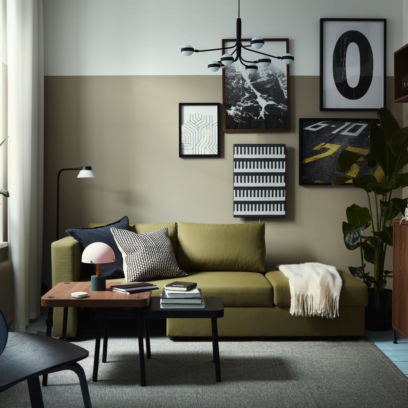 A set of 2 SONHULT nest tables stands in front of a SKÖNABÄCK 2-seat sofa-bed in a living room with an earthy colours decor.