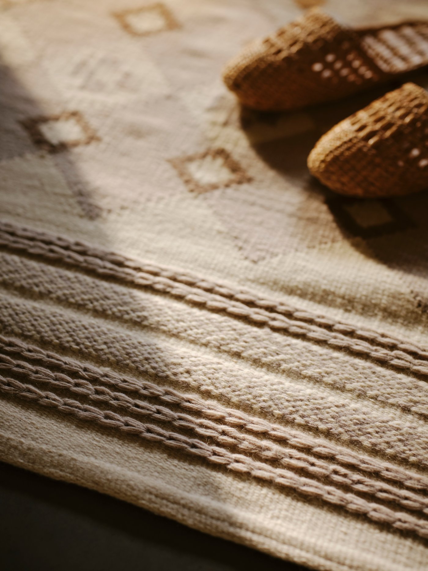 An off-white grey/handmade VÄGNÄT rug, flatwoven