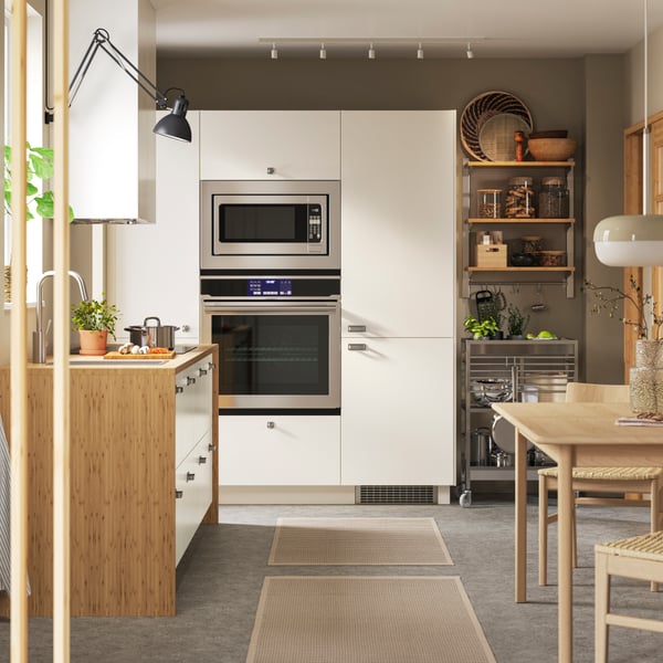 A kitchen with white VEDDINGE doors.
