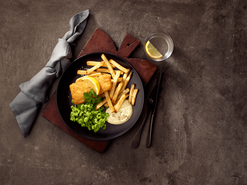 Deilig panert torsk, sammen med ertestuing, pommes frittes og remulade. 