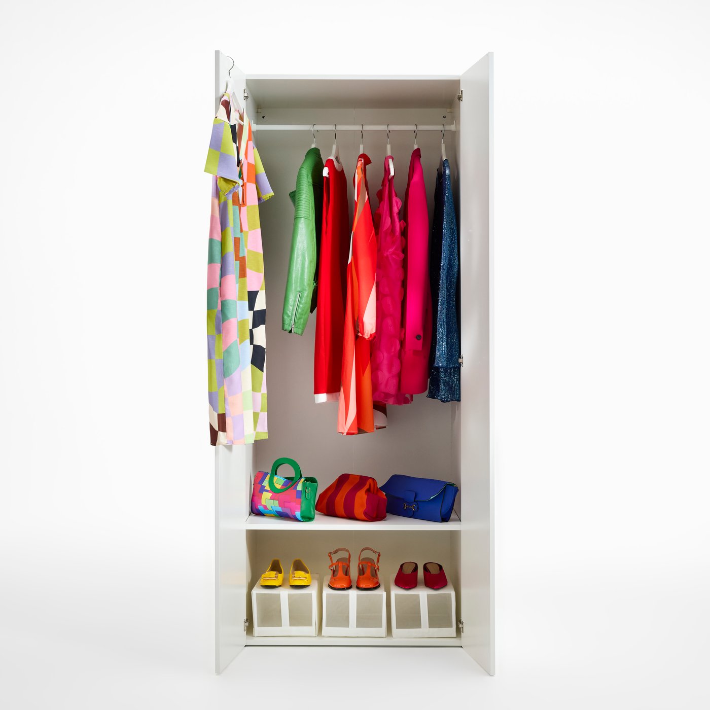 Balta LASTARE spinta. Durys atidarytos, o viduje matome spalvingus vintažinius drabužius ir aksesuarus.