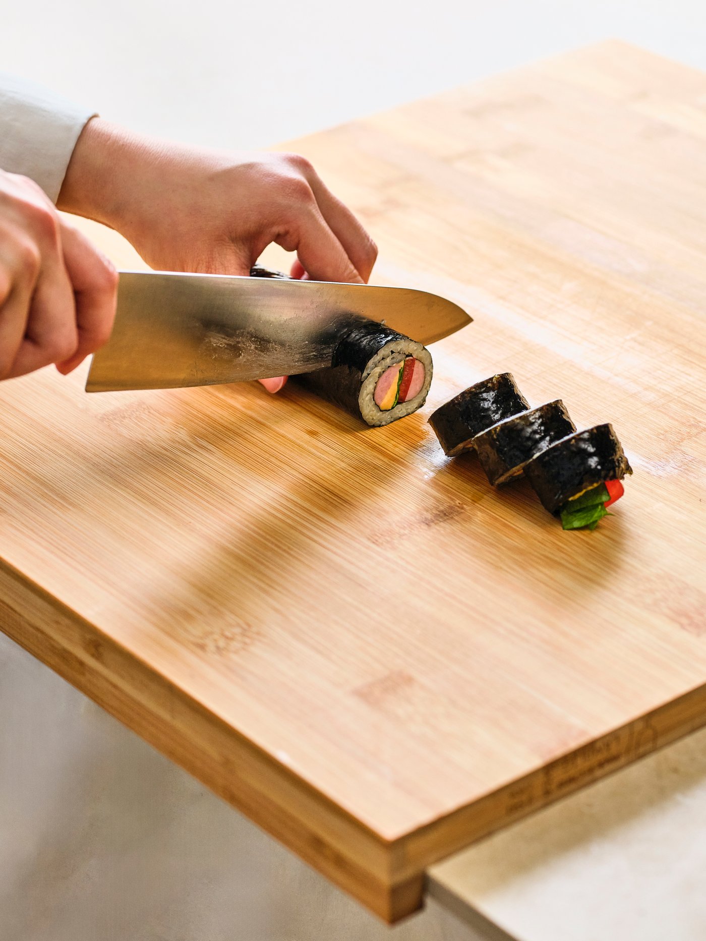 어린이 김밥 자르는 컷