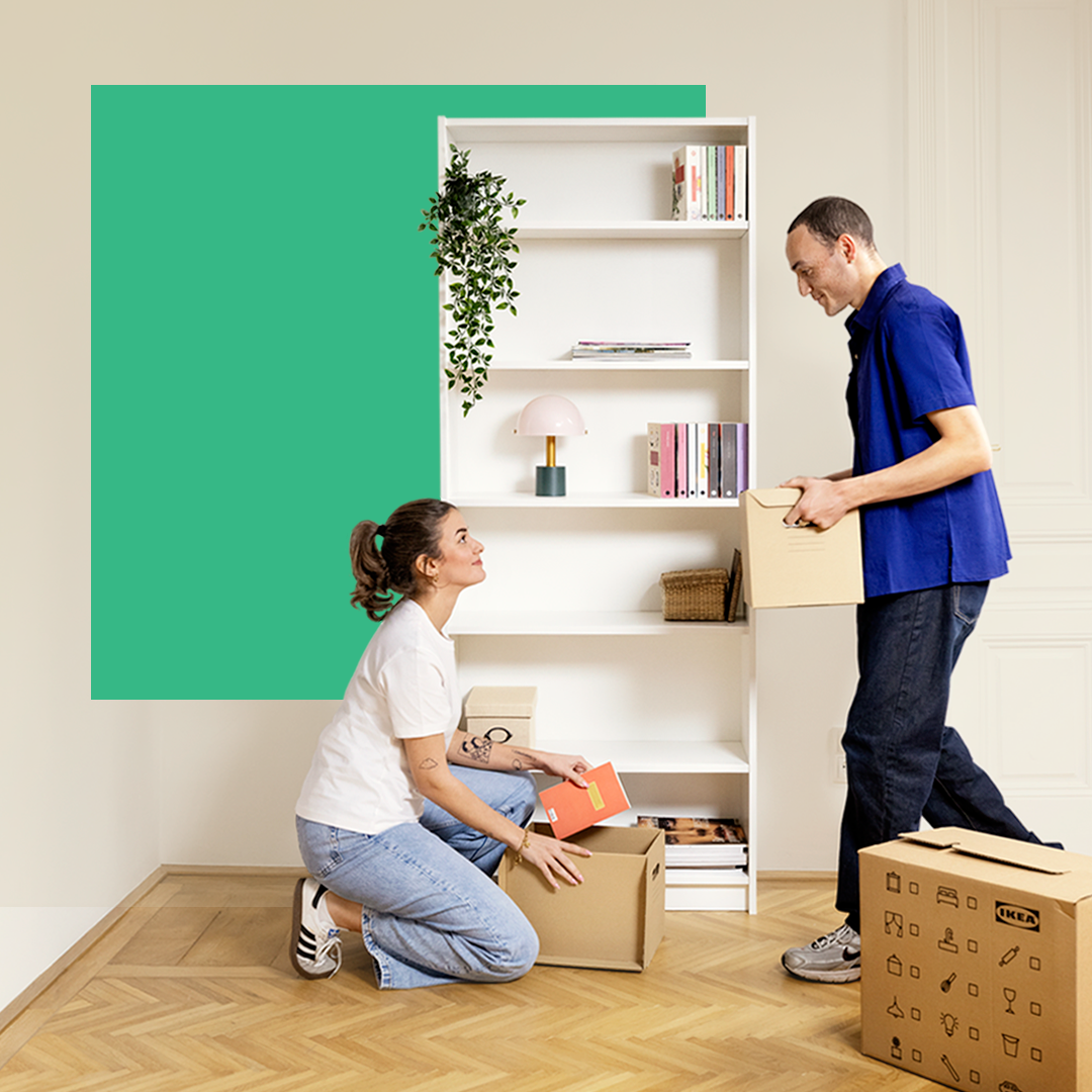 Ein Mann und eine Frau, die zusammen einen Karton zusammenpacken