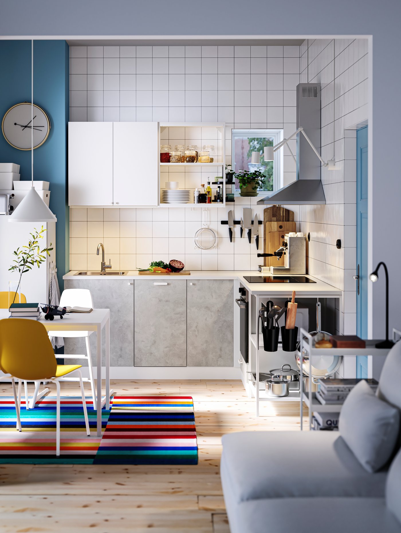 Cocina con un armario bajo blanco para lavamanos, armarios bajos con puertas grises, una mesa, una silla amarilla y una alfombra.