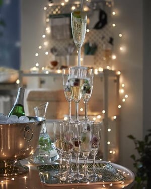 Et champagnetårn fyldes langsomt med champagne