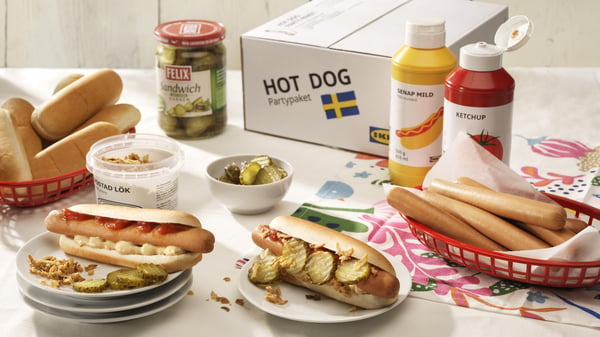 Ein Tisch auf dem ein Hot Dog Party Paket zu sehen ist.