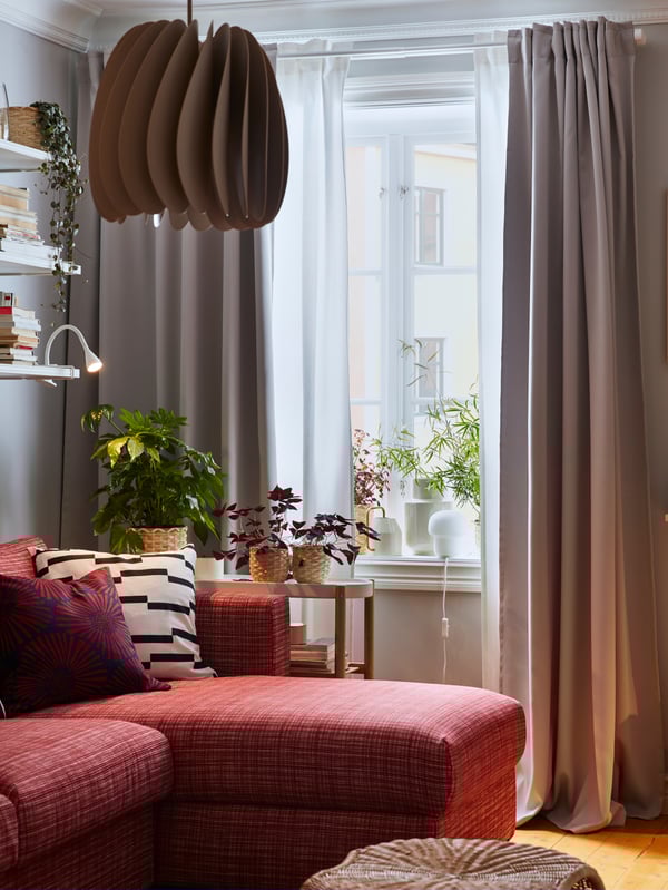 A white NÄVLINGE LED clamp spotlight in the living room
