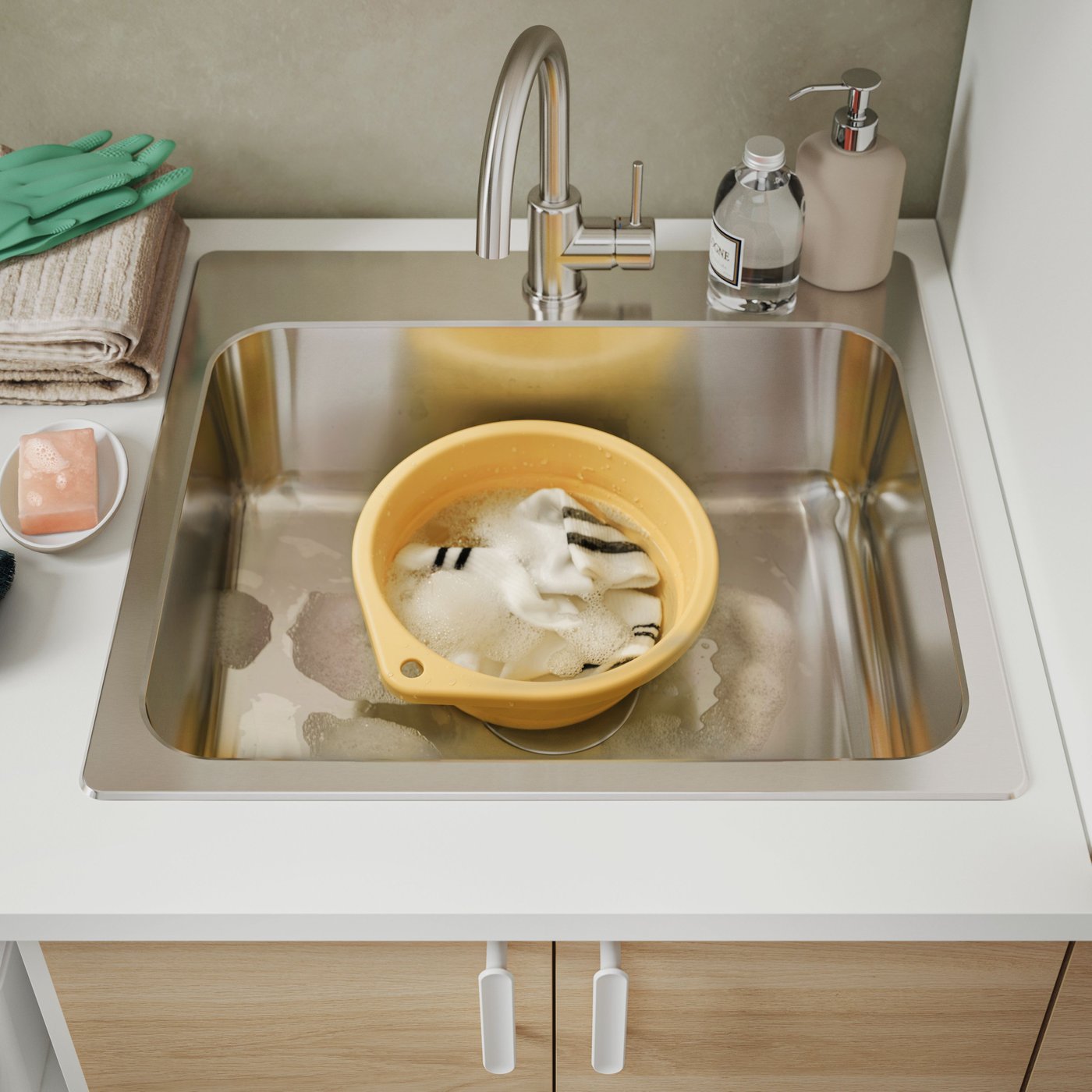 Ein faltbarer, gelber PEPPRIG-Waschzuber