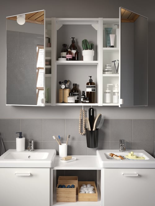 Baie cu 2 chiuvete simple albe din ceramică, 2 dulapuri cu oglindă cu 1 ușă și 2 dulapuri de bază pentru lavoar.