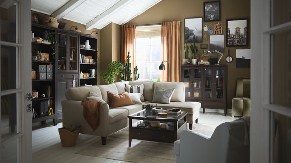 EKHOLMA ugaona sofa, RÖDFLIK podna/čitaća lampa i IDANÄS stočić za kafu nalaze se nasred dnevne sobe.