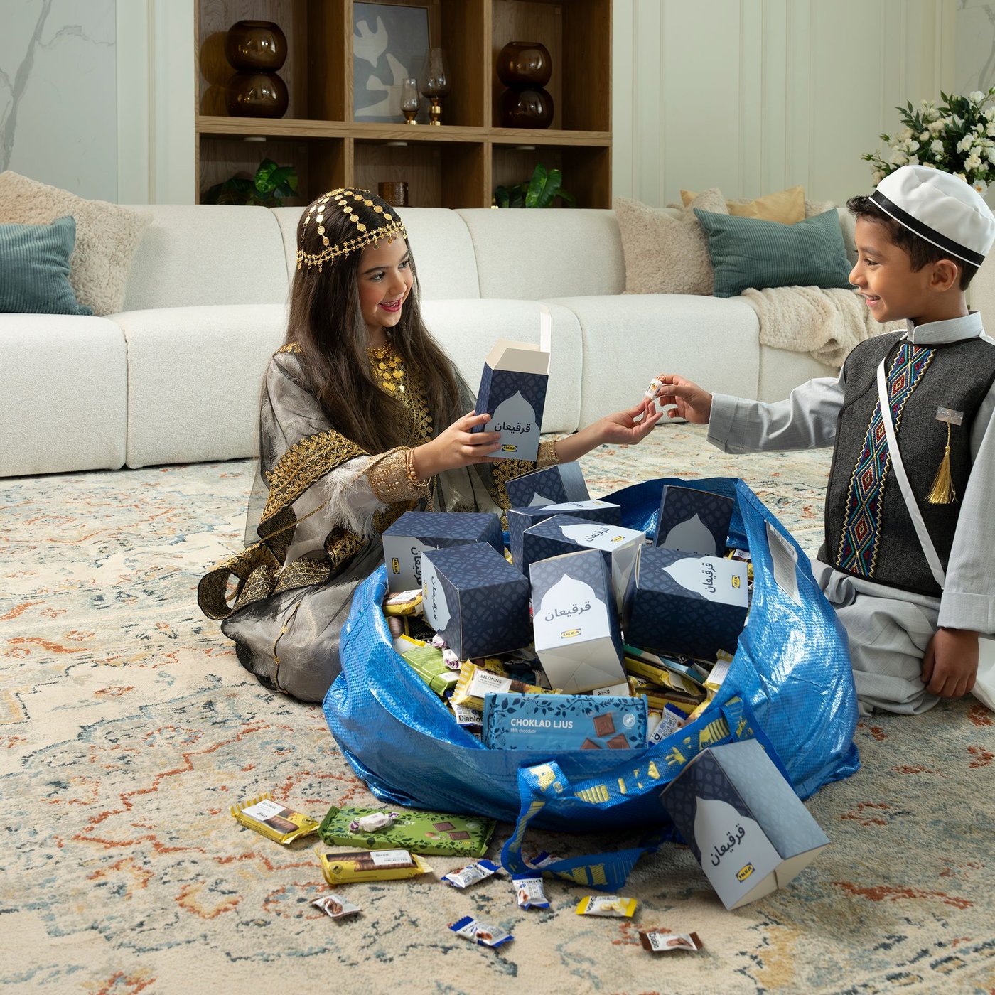 A blue FRAKTA carrier bag, large