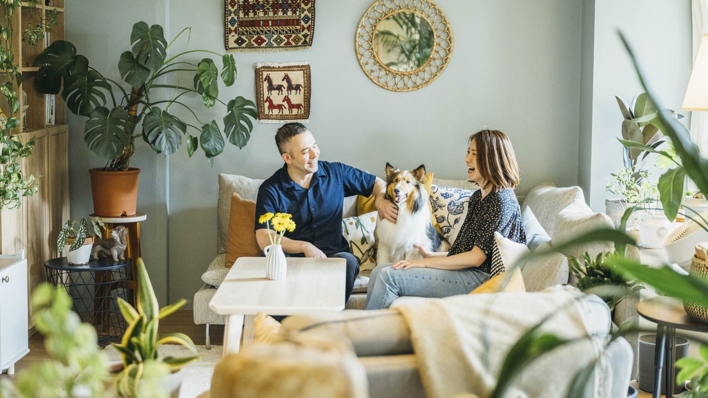 リビングで談笑するご夫婦。