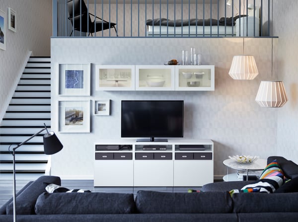 Meuble TV et rangement mural pour le salon réalisé avec le système BESTÅ avec des portes blanches.