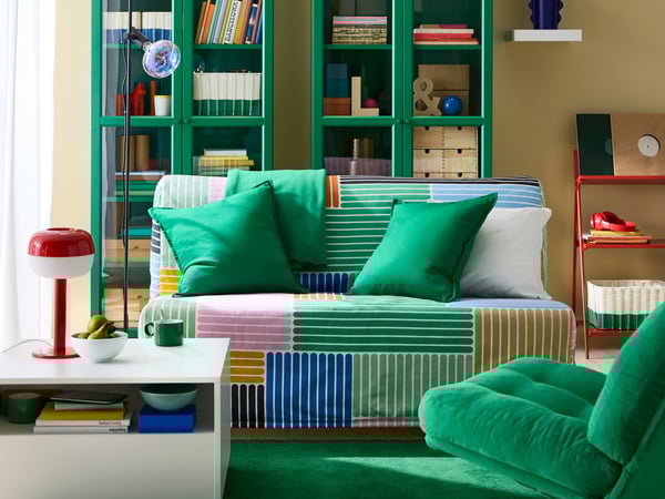 Une tasse PIGGÅL blanche et verte dans le salon