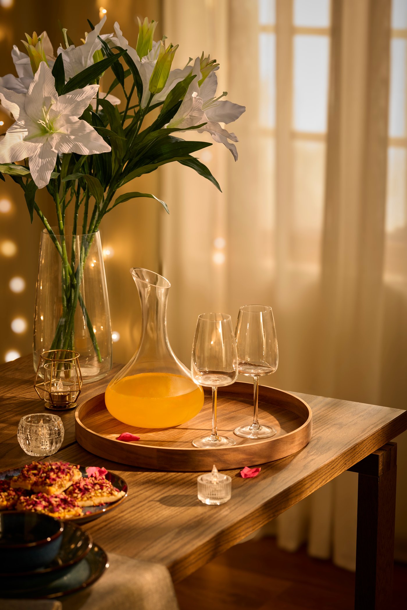 A clear glass STORSINT carafe